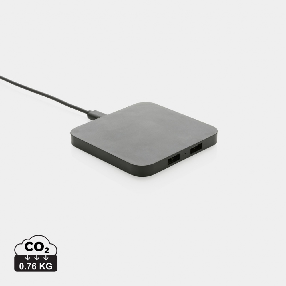 Logotrade reklaamtoote foto: RCS taaskasutatud plastist 10 W juhtmeta laadija USB-portidega