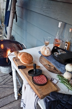 Logotrade reklaamkingituse foto: Grillimiskomplekt hamburgeripressi ja pintsliga
