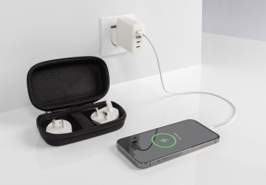 Logo trade reklaamkingituse pilt: TravelCharge Pro RCS plastikust reisilaadija USB C-ga