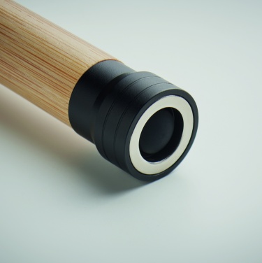 Logotrade mainoslahjat ja liikelahjat tuotekuva: 3 in 1 bambu taskulamppu, jossa on hätävasara ja turvavyöleikkuri mukautettavalla painatuksella