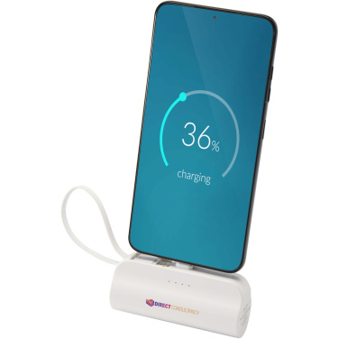 Logo trade liikelahjat tuotekuva: Alnair 5 000 mAh:n ja 10 W:n kierrätetystä muovista valmistettu Type-C-varavirtalähde, jossa sisäänrakennettu jalusta ja 2-in-1-kaapeli