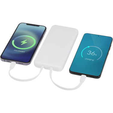 Logo trade mainostuotet tuotekuva: Adhil 10 000 mAh:n ja 10 W:n kierrätetystä muovista valmistettu varavirtalähde, jossa on kaksi sisäänrakennettua kaapelia
