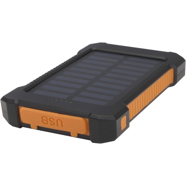 Logotrade biznesa dāvanas foto: Altair 5000 mAh 10 W pārstrādātas plastmasas izturīga saules enerģijas pārnēsājamā baterija ar iebūvētu lukturīti